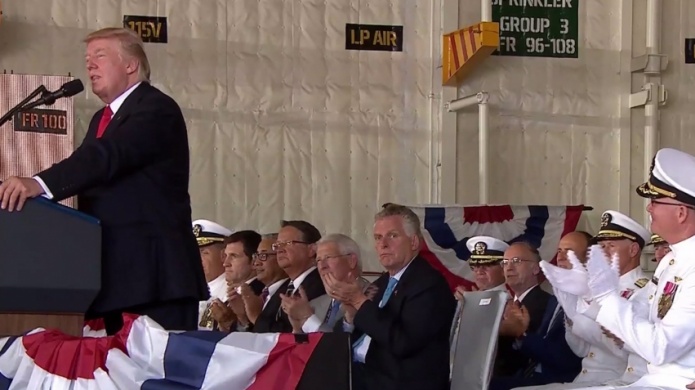 Trump advierte del poder militar de EEUU al inaugurar potente portaaviones