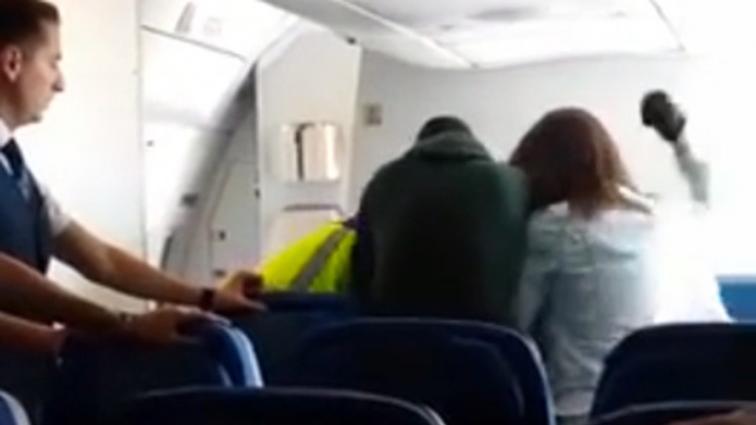 Video: La policÃ­a espaÃ±ola golpea brutalmente a un inmigrante dominicano