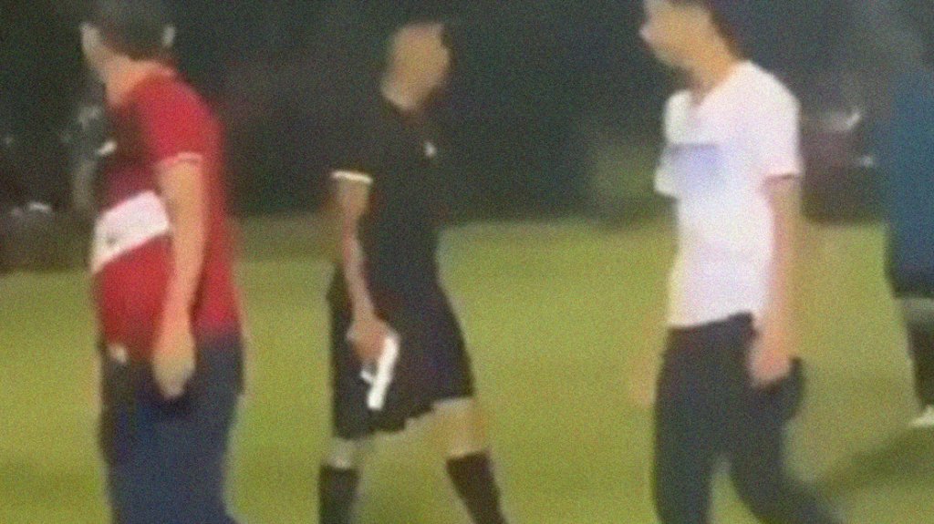  VIDEO: Un &aacute;rbitro saca una pistola para evitar que un grupo de jugadores y aficionados lo linche 