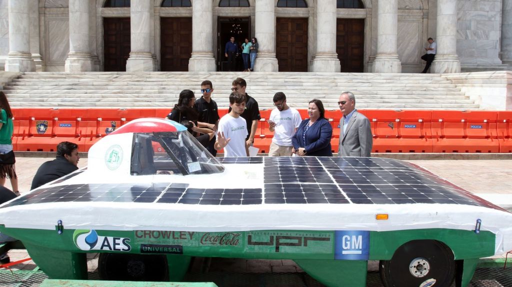  Reconocen estudiantes del RUM que dise&ntilde;aron carro solar 