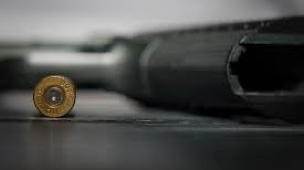  Hombre se dispara accidentalmente en Comer&iacute;o 