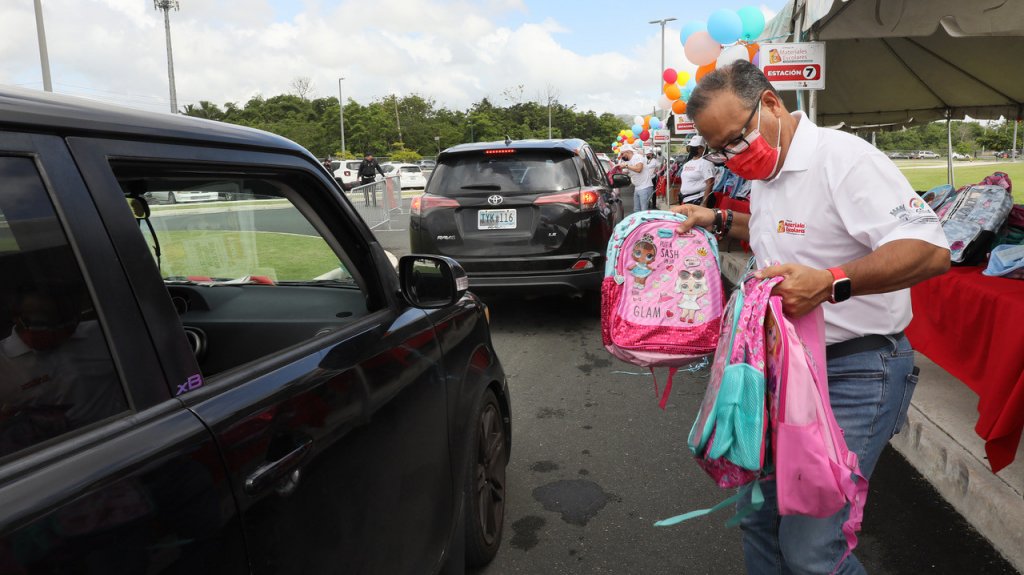  Alcalde Miranda Torres entrega de materiales escolares en Caguas 