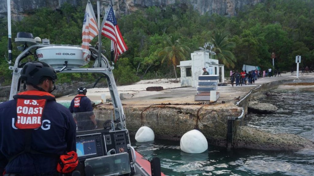  Completan rescate de 104 personas abandonadas en la Isla de Mona 