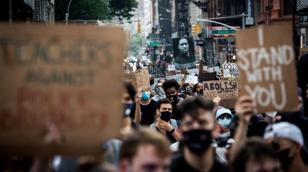  Nueva York levanta el toque de queda tras otro d&iacute;a de protestas pac&iacute;ficas 