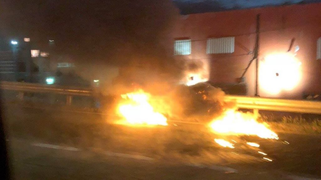  Prenden en fuego varios neumáticos en expreso de Diego 