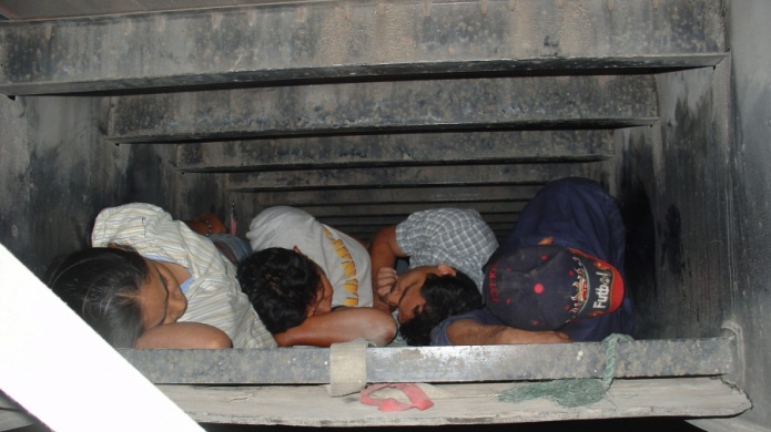 Rescatan a 17 indocumentados encerrados en un camiÃ³n en Texas