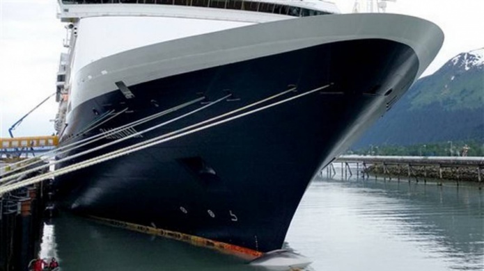 Encuentran a ballena muerta en proa de barco en Alaska