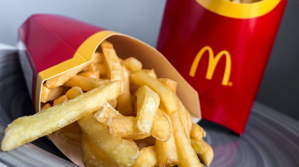  VIDEO:Un “tiktoker“ muestra cómo sirven las papas fritas en McDonald's a los clientes “groseros“ 