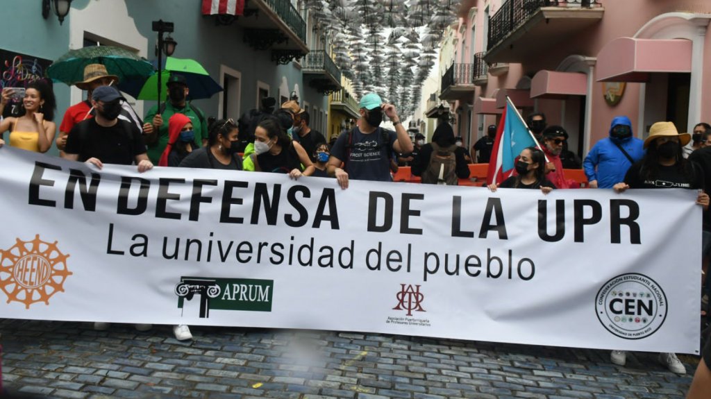  Marchan bajo la lluvia para defender a la UPR como el proyecto social m&aacute;s importante del pa&iacute;s 