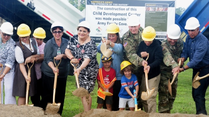Comisionada residente coloca primera piedra en centro de desarrollo infantil y juvenil