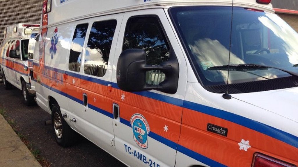  Mujer queda pillada por accidente de auto en Aguadilla 