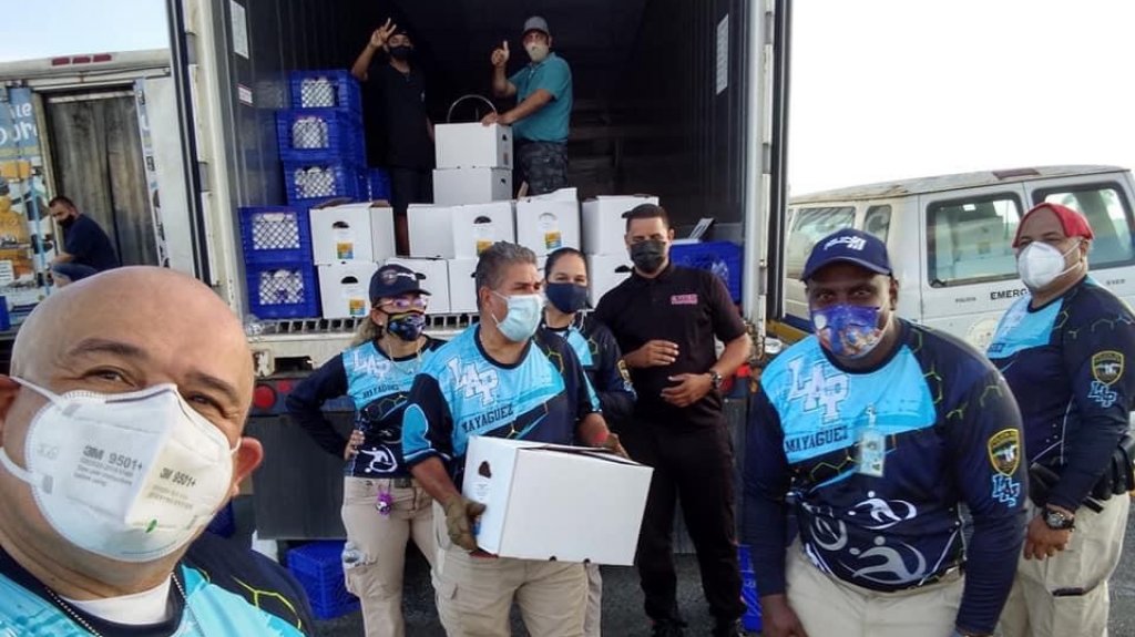  Polic&iacute;as realizan trabajo comunitario y ayuda a familia sin hogar en Lajas 