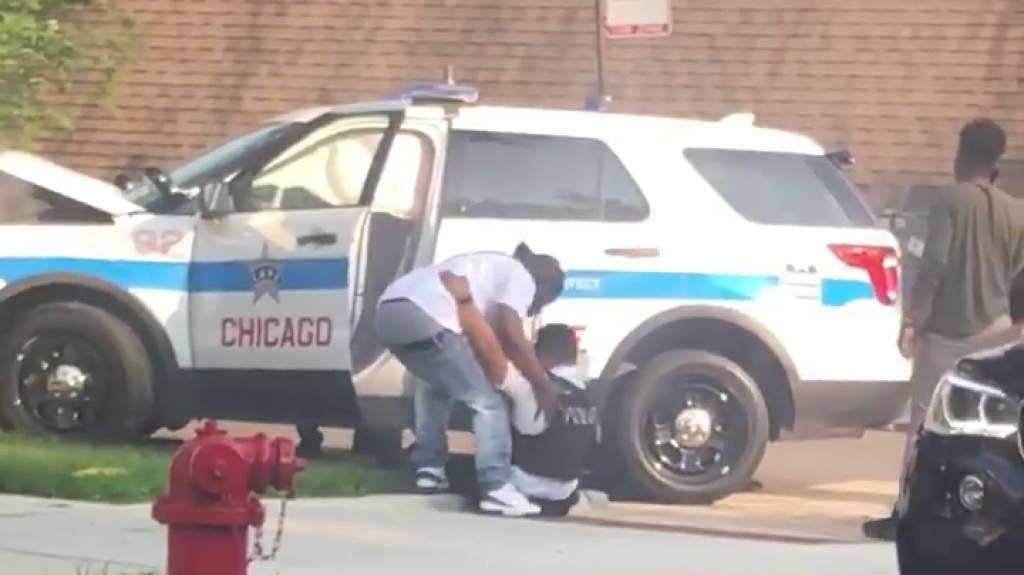  Captan en video a buenos samaritanos socorriendo a polic&iacute;a despu&eacute;s de accidentarse en su patrulla en Chicago 