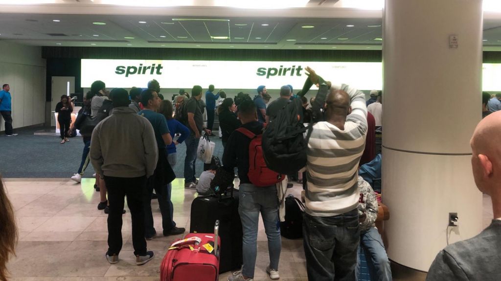  Video: Decenas de Boricuas varados en aeropuerto de Orlando por mal servicio de aerol&iacute;nea 
