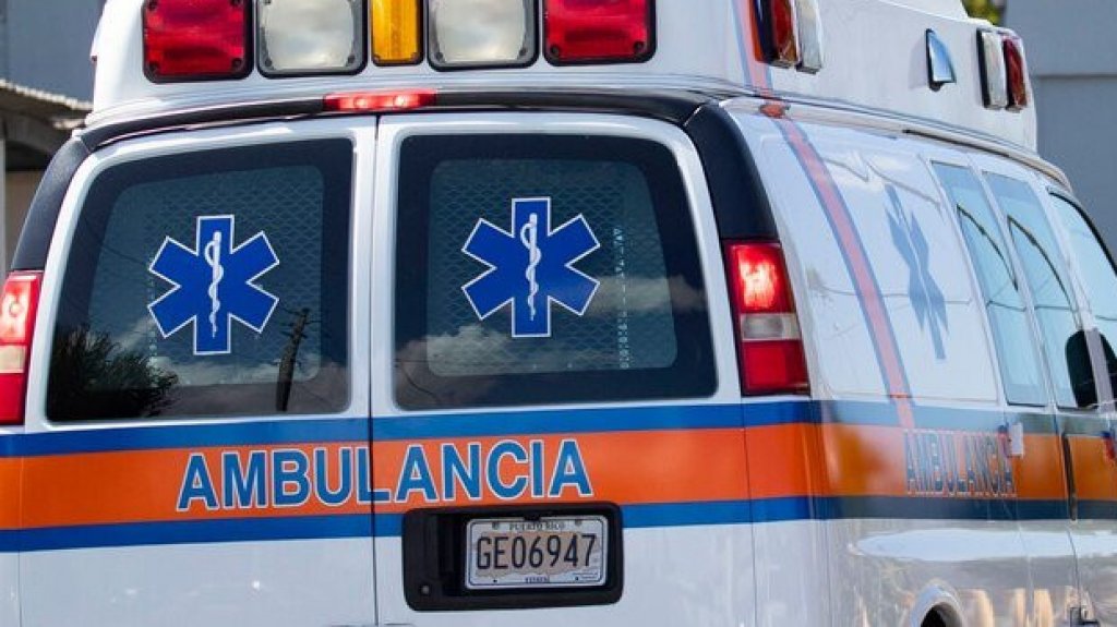  Rescatan a dos personas arrastradas por corrientes marinas en Manat&iacute; 