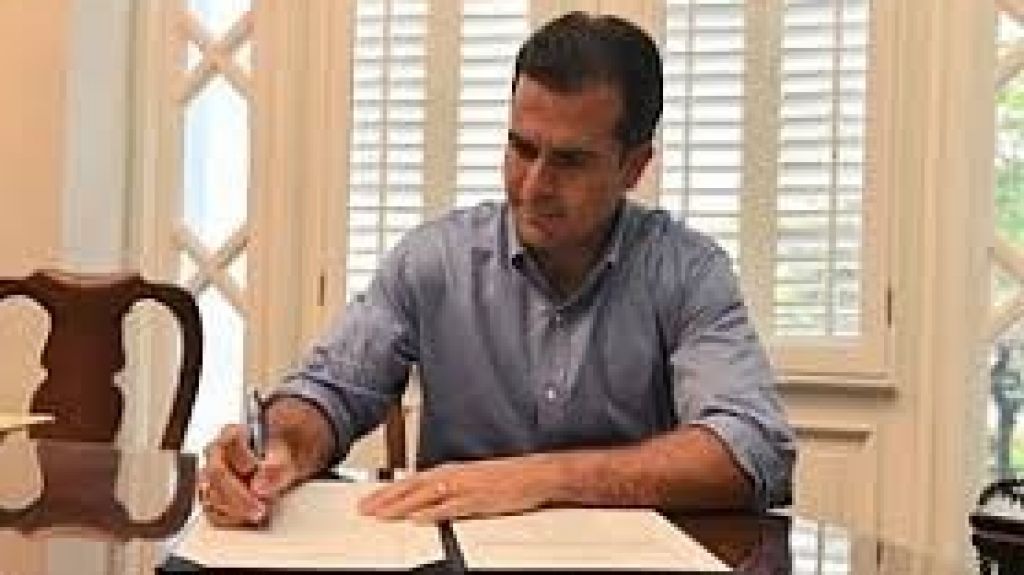  Gobernador llega a acuerdo con varios sindicatos sobre aportaciones a plan de salud 