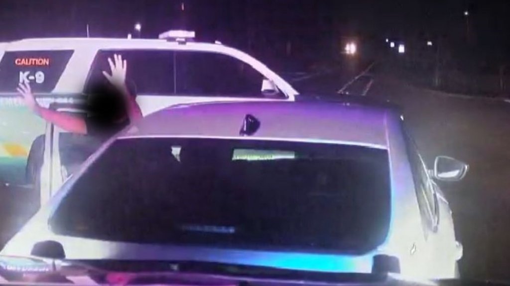  Dos niños se roban un auto y conducen para escapar de su madre, por ella haberle castigado quitándole sus teléfonos 