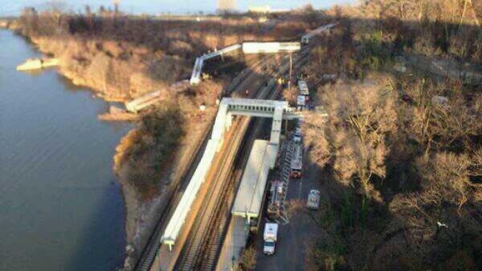 Nueva York: Al menos 4 muertos y 67 heridos tras descarrilar un tren de pasajeros