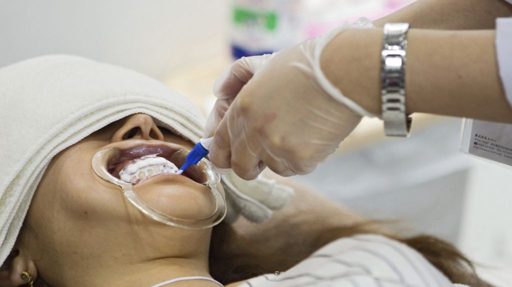  La gobernadora anuncia aumento de las tarifas de los dentistas 