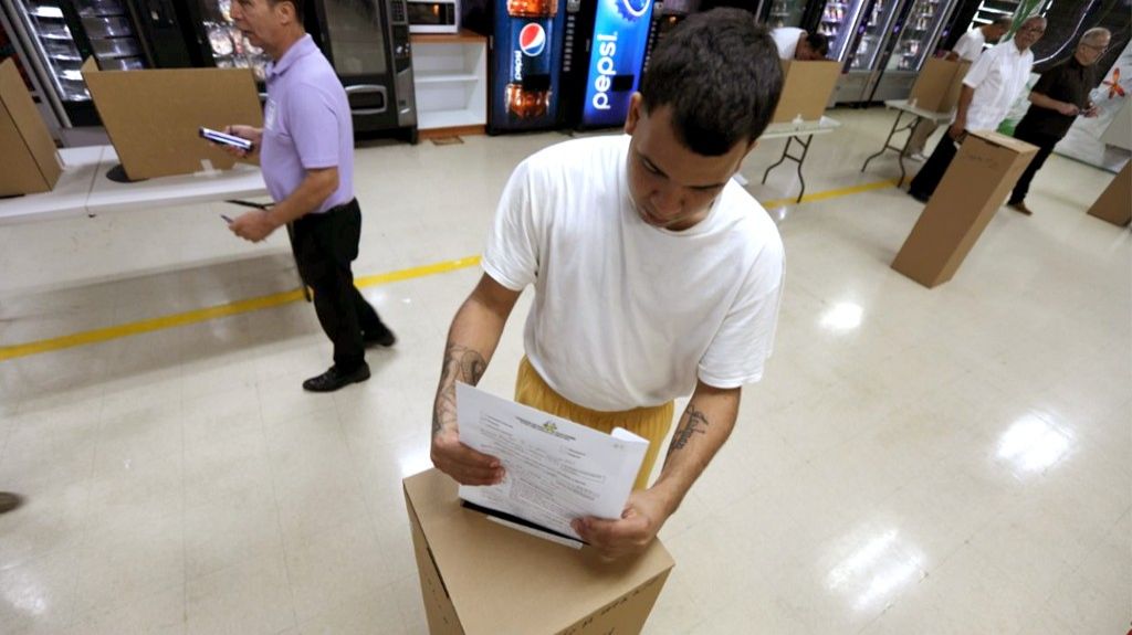  Votan por adelantado de confinados 