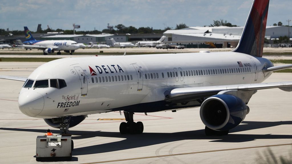  Video: Una mujer logra abordar un avi&oacute;n sin identificaci&oacute;n ni boleto de embarque 