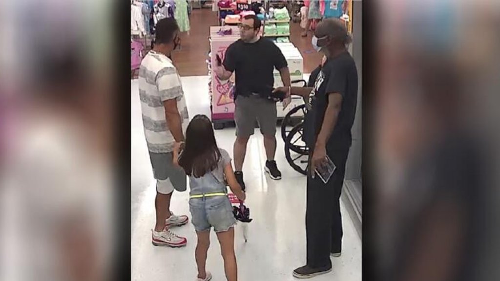  Video: Un hombre amenaza a otro con un arma porque le pidi&oacute; que usara mascarilla en Walmart de Florida 