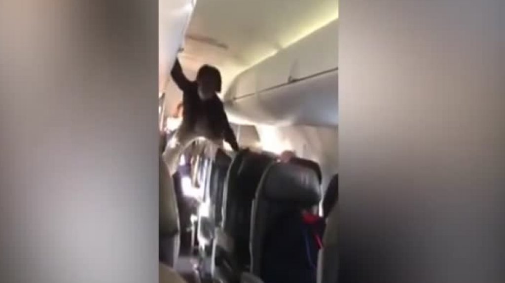  Video: Pasajera de un avi&oacute;n comienza a brincar en los asientos pidiendo Se#%# 