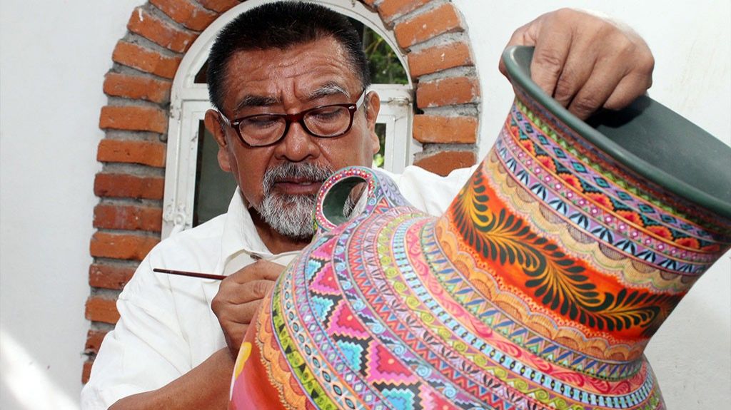  El soldado mexicano que dej&oacute; el uniforme para hacer "magia" con el barro 