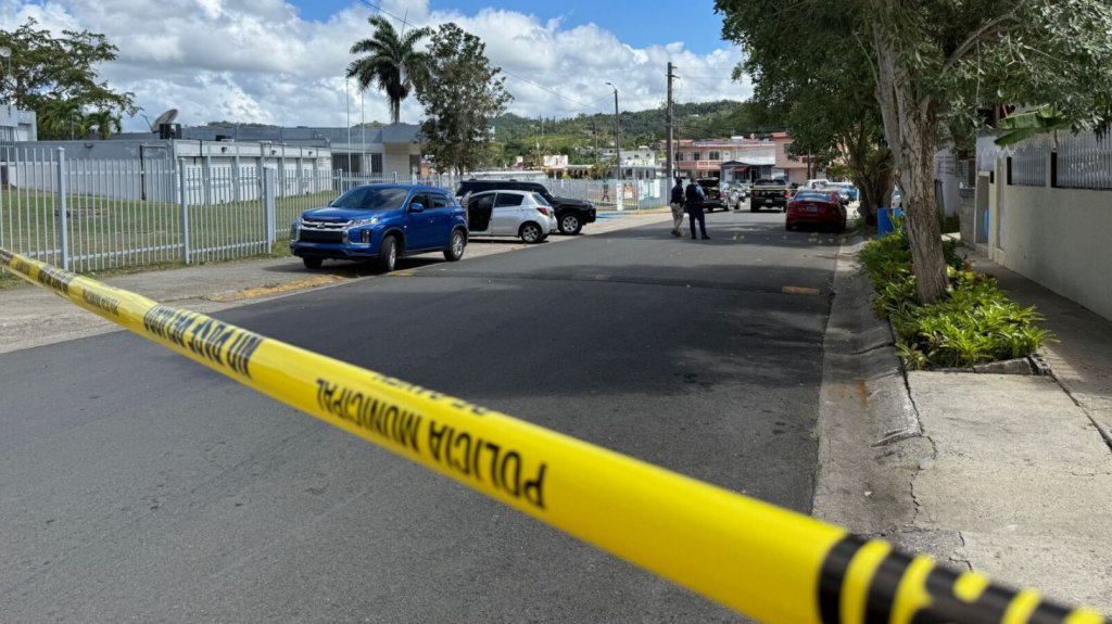 Video: Tiros, un herido el corre y corre frente a escuela de Cayey 