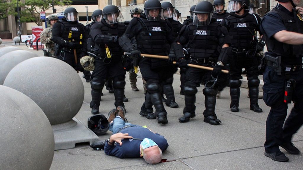  Acusados los dos polic&iacute;as que empujaron a un anciano en Nueva York 