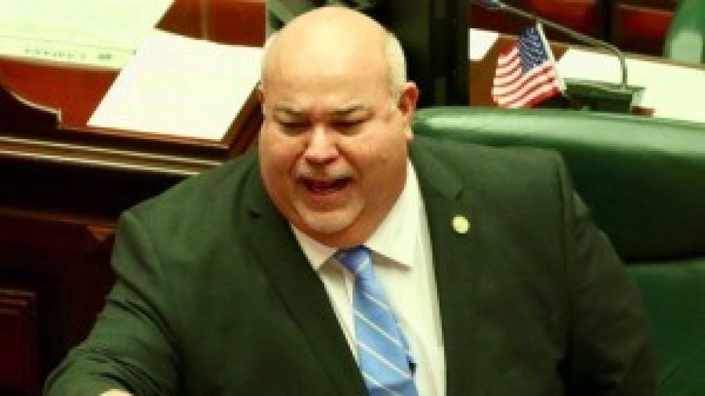  Gobernador y el presidente de la C&aacute;mara anuncian cambios al Plan de Reorganizaci&oacute;n del DDEC 