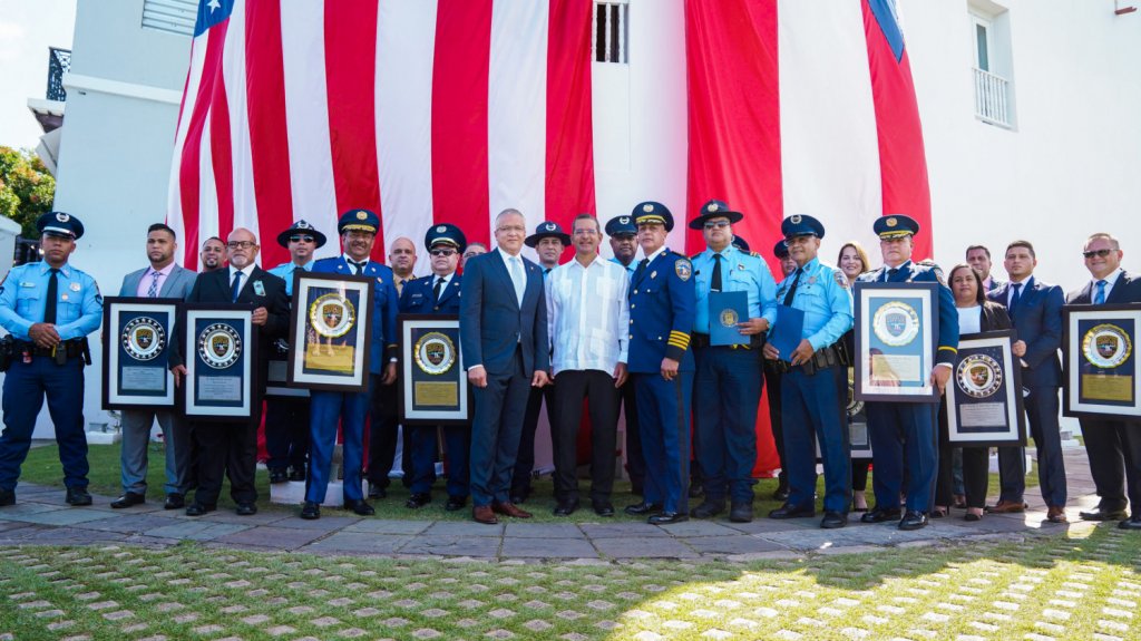  Gobernador reconoce a los Valores del A&ntilde;o de la Polic&iacute;a 
