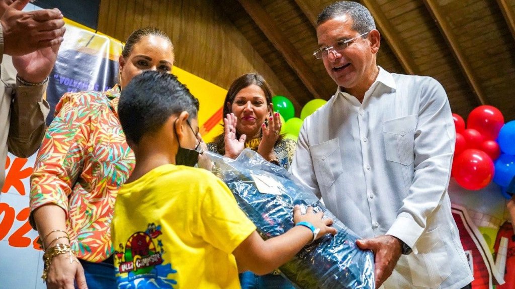  Menores bajo custodia del Departamento de la Familia reciben material educativo para el comienzo escolar 