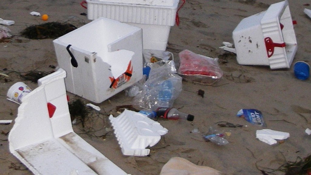  Gobernador convierte en ley medida que proh&iacute;be las neveritas de foam en balnearios 