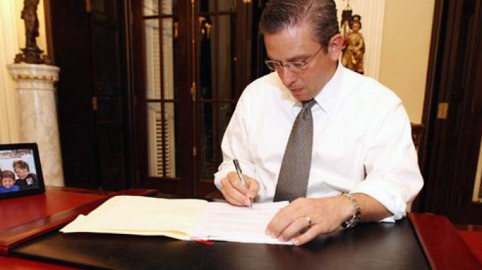 GOBERNADOR FIRMA LEY QUE CREA LA AUTORIDAD DE TRANSPORTE INTEGRADO DE PUERTO RICO