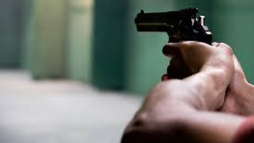  Hurtan un crucifijo de oro, un arma y balas 