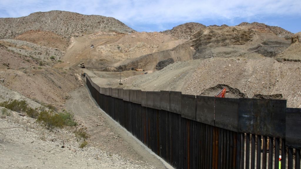  El Pent&aacute;gono deja sin fondos un proyecto en Rota para pagar el muro de Trump 