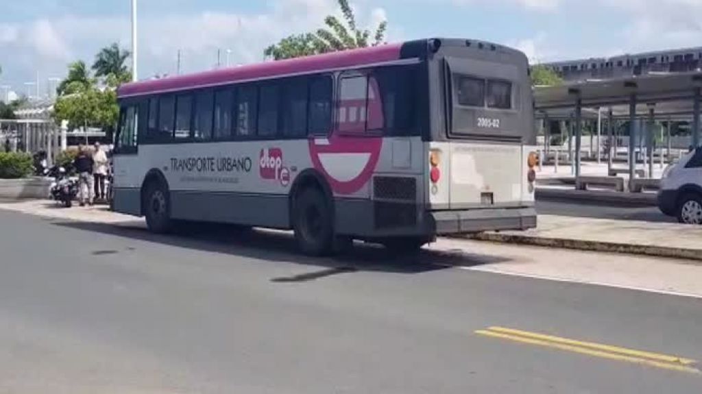  Video: Guagua de la AMA impacta un peatón en terminal de Bayamón 