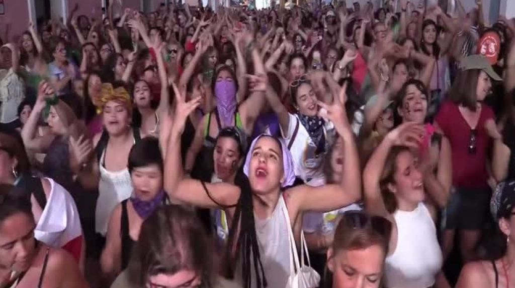  Video: Mujeres se manifiestan en Fortaleza con &ldquo;El Violador eres tu&rdquo; 