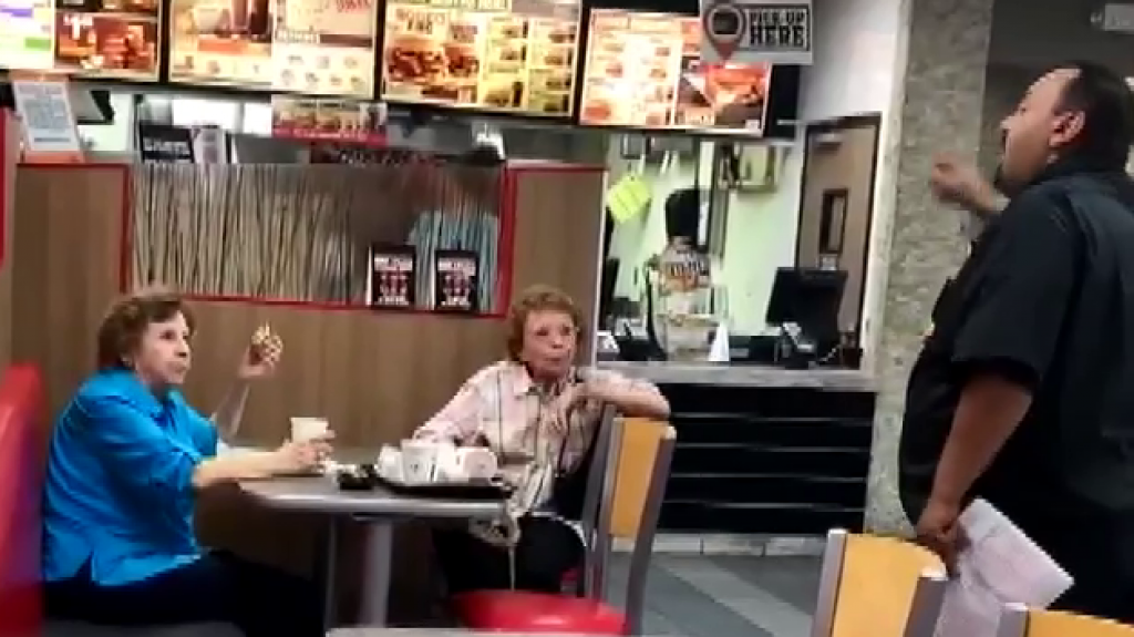  Video: Gerente de un restaurante en Florida, bota a dos clientes que le exigieron hablar ingl&eacute;s 