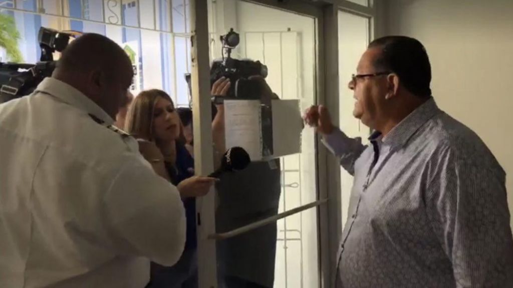  AEE proh&iacute;be entrada a la prensa a reuni&oacute;n con alcaldes del norte 