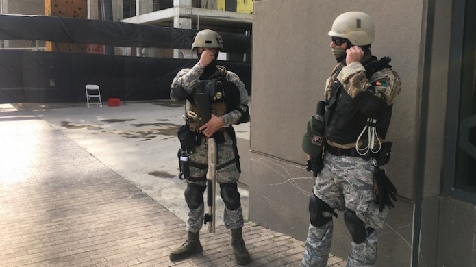 Cuestionan el uso de armas larga y militares enmascarados contratados por negocios en San Juan 
