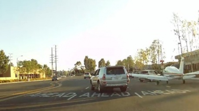 Una avioneta aterriza en una carretera con trÃ¡fico en California