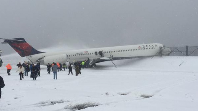 Video: Un aviÃ³n de pasajeros se sale de la pista en un aeropuerto en Nueva York