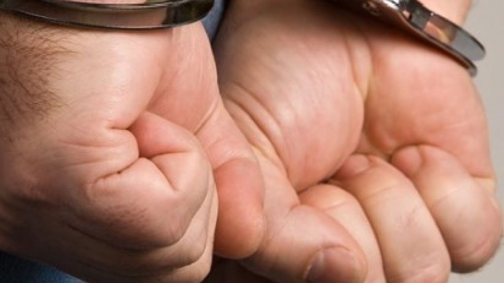  Polic&iacute;a municipales detienen a un hombre que choc&oacute; en un carro robado y luego se dio a la huida 