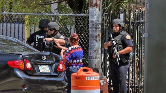 Se roba el auto de su madre para recoger al padre en prisiÃ³n y terminan en la cÃ¡rcel