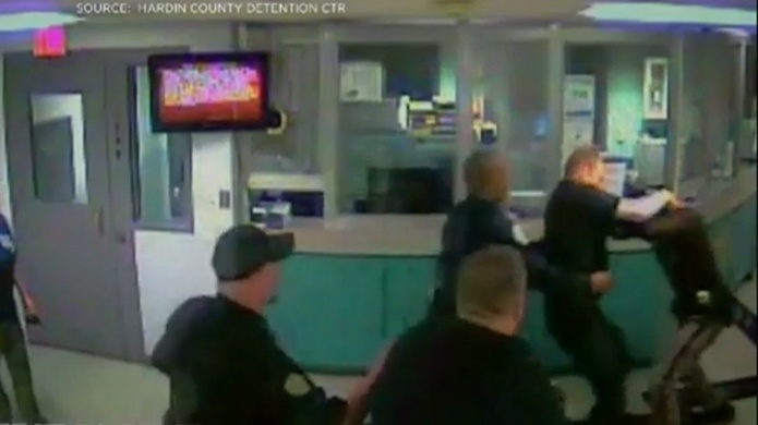 Video: Se enredan a pelea dos policiales frente a reclusos en un centro de detenciÃ³n en EE.UU.