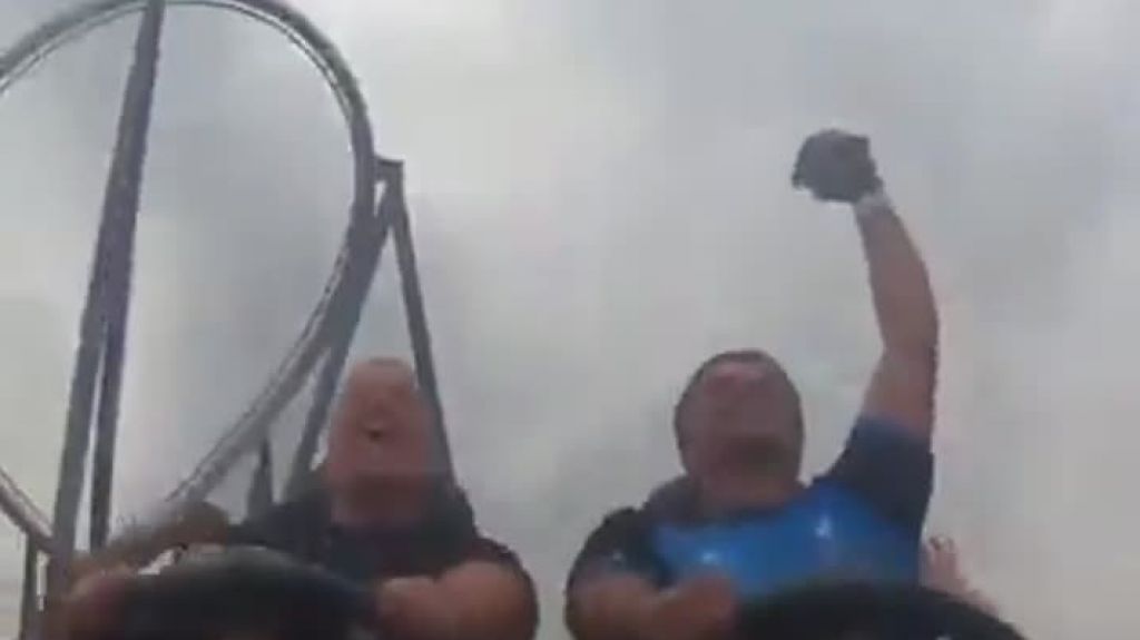  Video: Estaba en una Monta&ntilde;a Rusa, vio caer un celular y lo atrapo en la segunda vuelta 