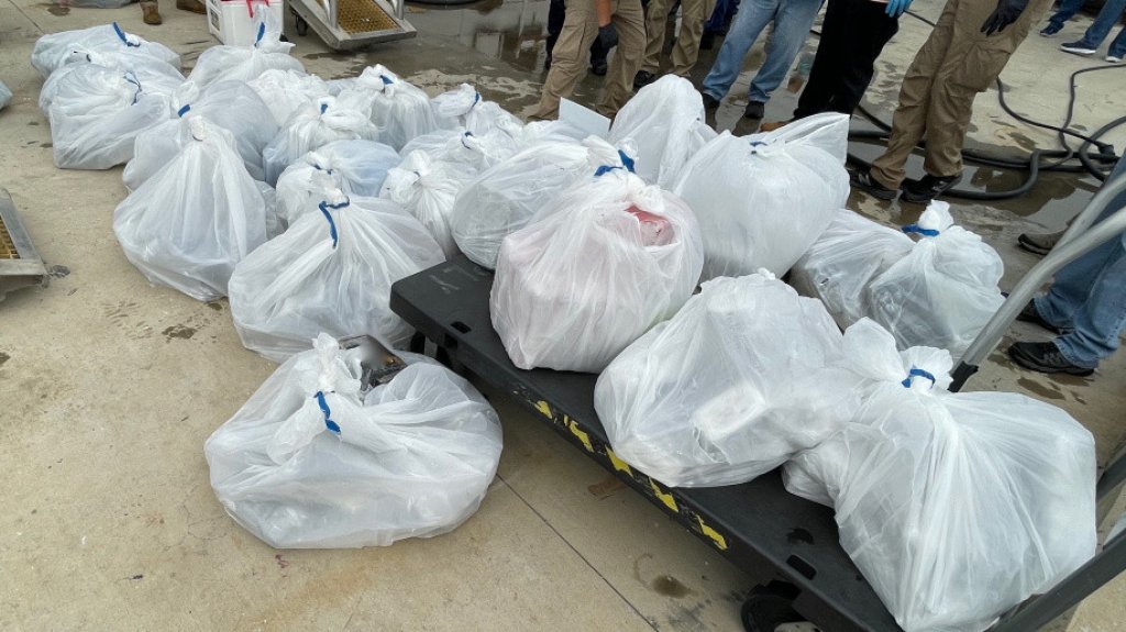  Guardacostas incautan $ 15 millones en coca&iacute;na y transfiere la custodia de 2 contrabandistas en San Juan 