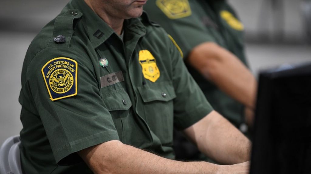  El Servicio de Aduanas y Protecci&oacute;n Fronteriza de EE.UU. reporta un "malicioso ataque cibern&eacute;tico" que compromete fotos de miles de viajeros 